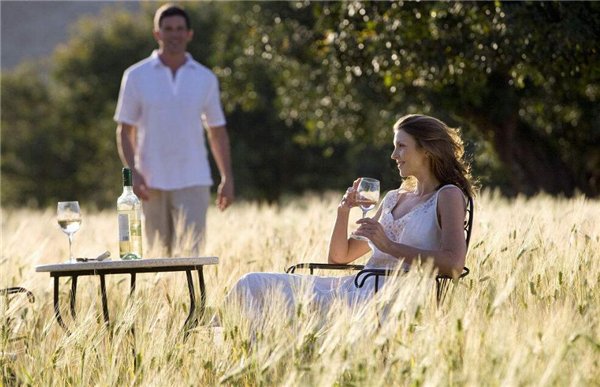 女人喝白酒好吗 女人喝白酒的好处和坏处(需要注