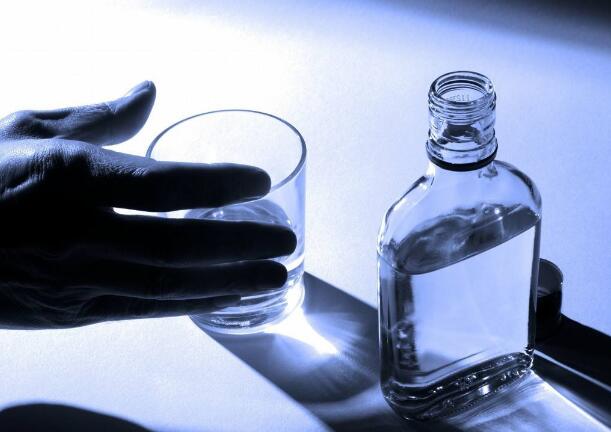 喝酒对胃的伤害有多大 怎样喝酒不伤胃(预防喝酒伤胃措施)